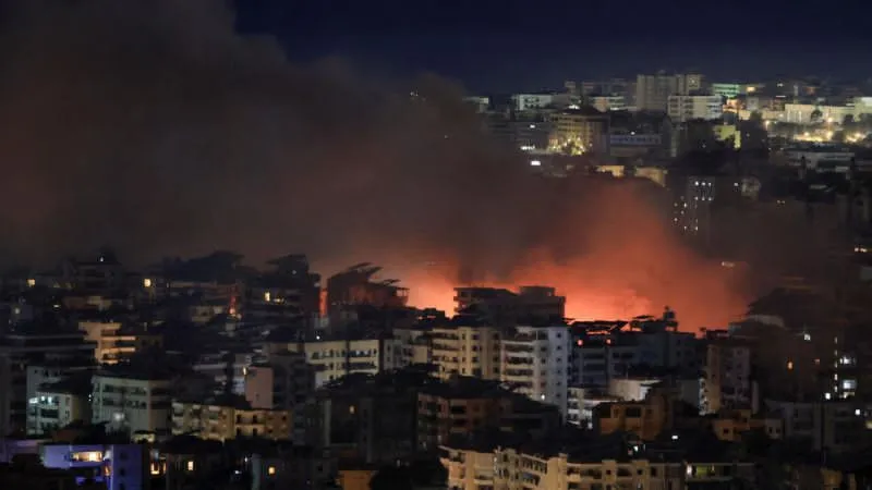 Israel bombardea suburbios de Beirut tras ordenar evacuaciones masivas