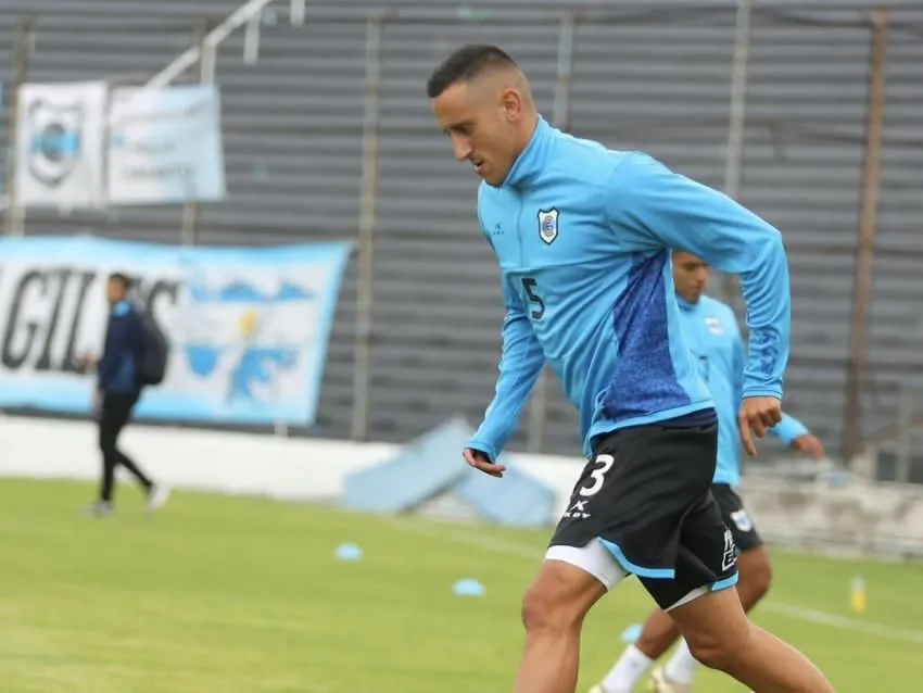 Futbolista argentino es liberado tras broma sobre bomba en un avión y ofrece disculpas públicas