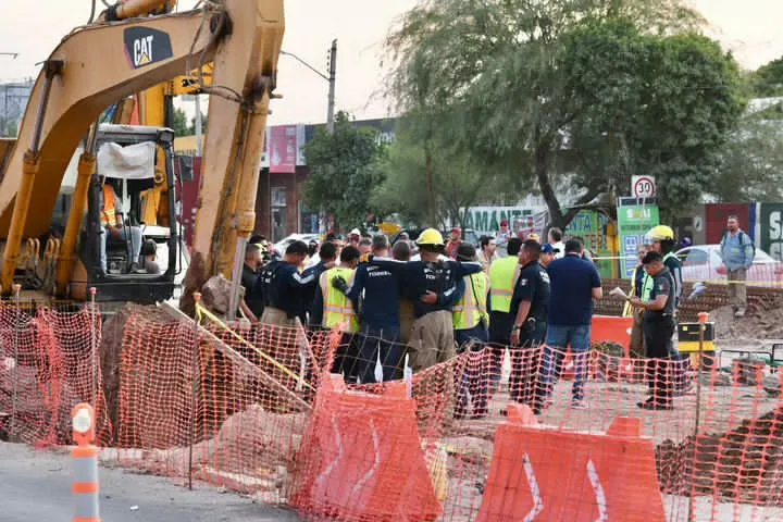 Implementan cierres y desvíos viales tras accidente en obra del SVAI en Torreón