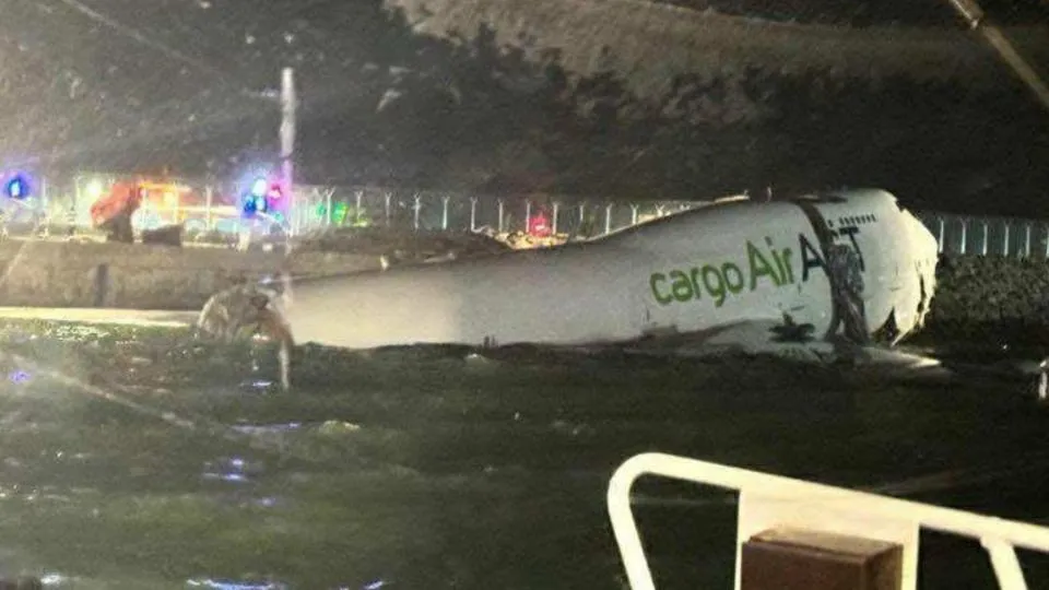 Avión de carga se accidenta en Hong Kong y se hunde en el mar; dos personas mueren