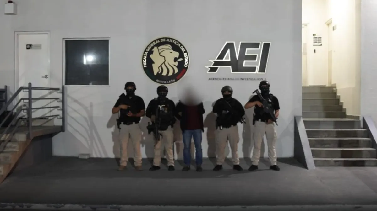 Trasladan a Nuevo León a conductor de revolvedora detenido por choque en Leones