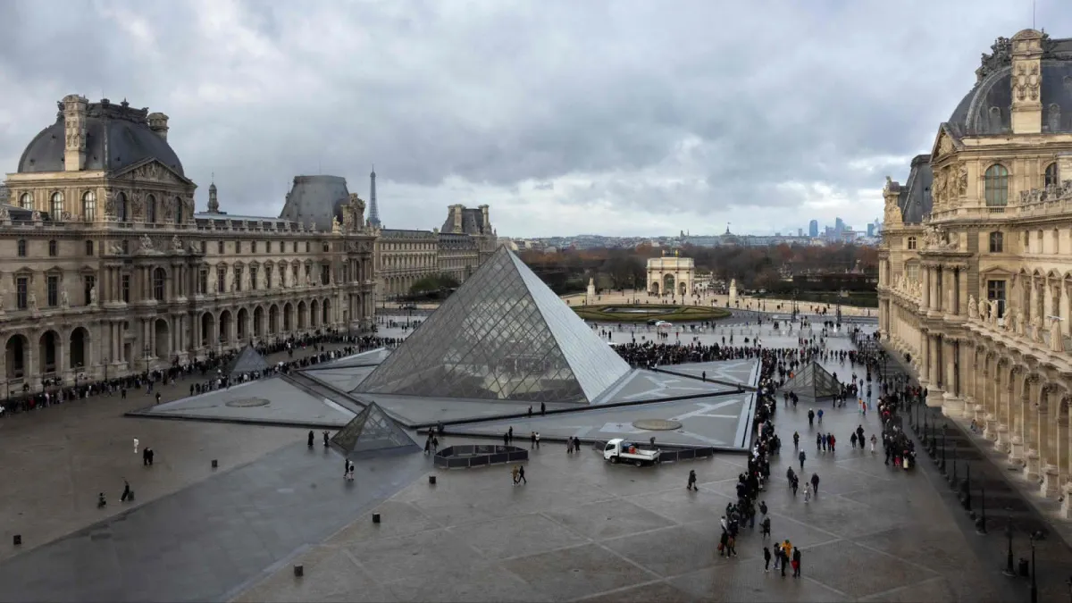 Inundación en el Louvre daña más de 400 obras y agrava la crisis interna del museo