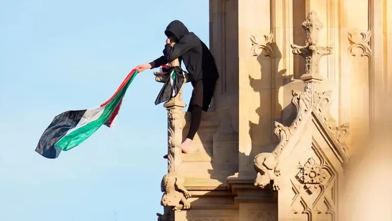 Hombre es detenido tras pasar 16 horas en el Big Ben con una bandera palestina