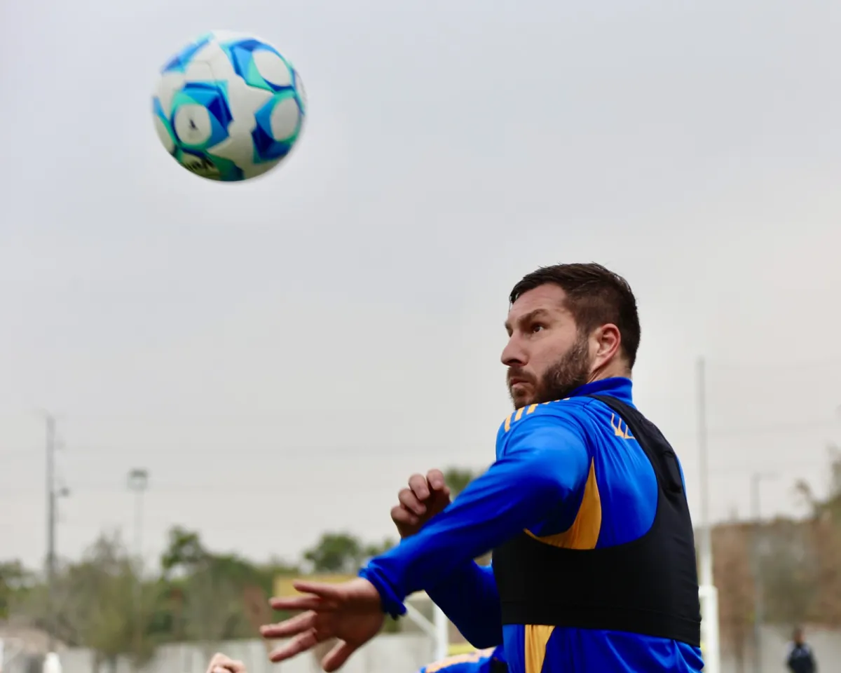 Camioneta en Nuevo León estuvo cerca de atropellar al jugador de los Tigres, André-Pierre Gignac
