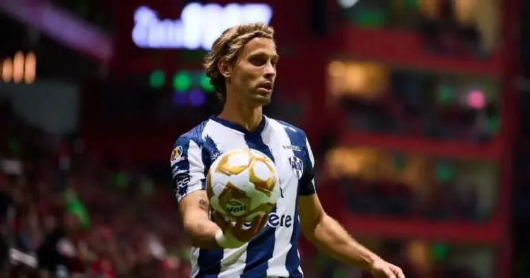 El Betis rinde tributo a Sergio Canales en un emotivo regreso a Sevilla