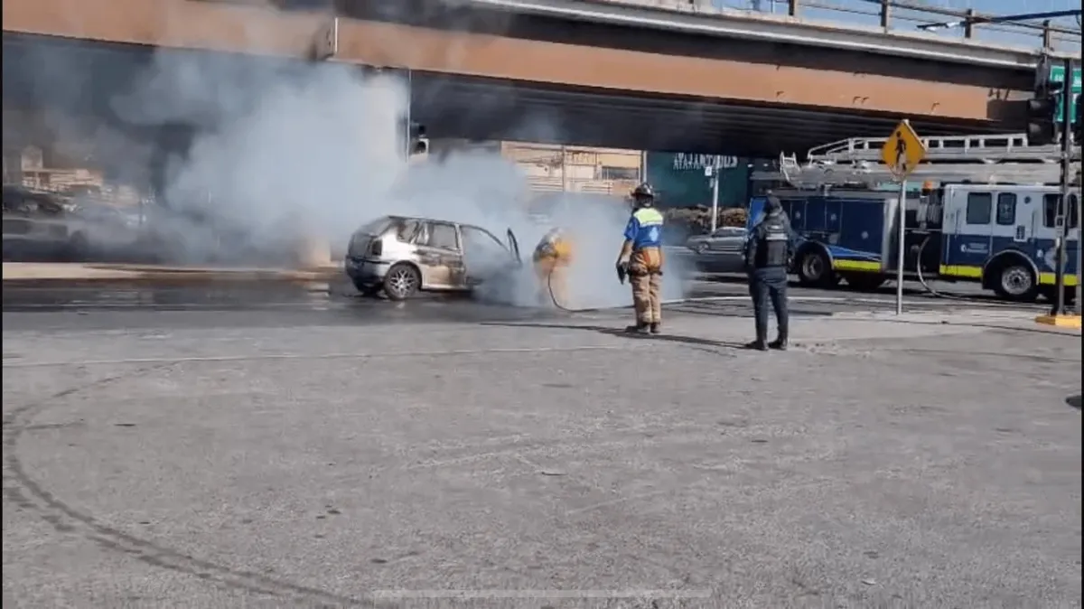 Explosión de auto sorprende en concurrida avenida de San Nicolás