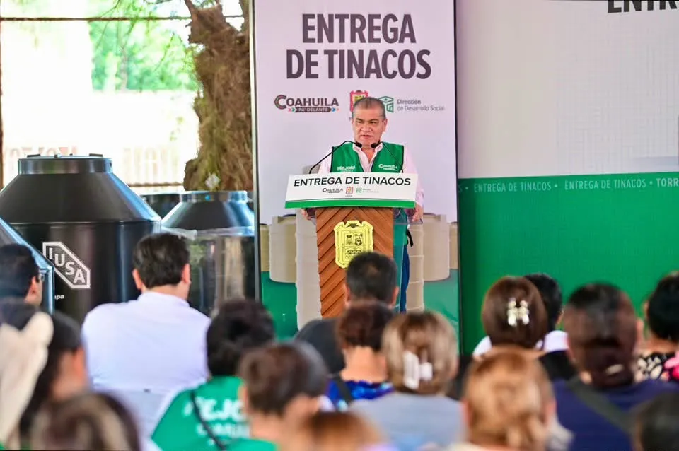 Entregan 150 tinacos en Torreón para fortalecer el almacenamiento de agua