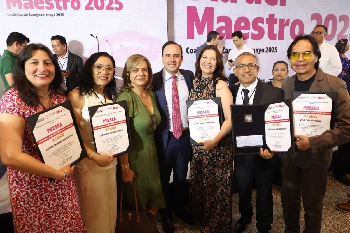 RECONOCEN A MAESTROS DE LA SECCIÓN 38 POR 30, 40 y 50 AÑOS DE SERVICIO