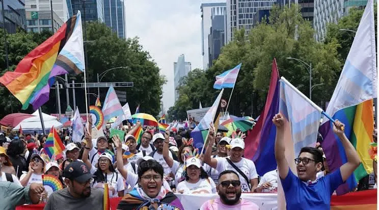Marcha del Orgullo LGBT+ reúne a 550 mil personas en CDMX y concluye con saldo blanco