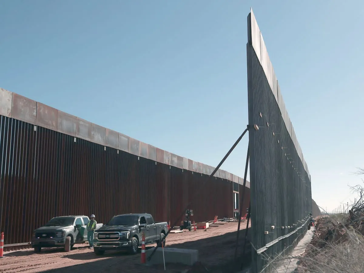 EU construye muro negro en la frontera para frenar cruce de migrantes