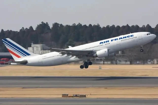Avión de Air France regresa tras despegar por incendio en uno de sus motores